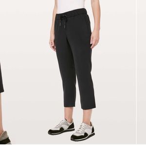 Lululemon On The Fly Crop *Woven 23" in Black